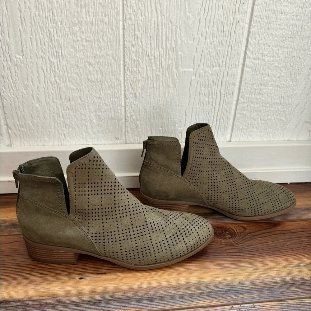 Francesca’s olive green booties size 8 1/2m
